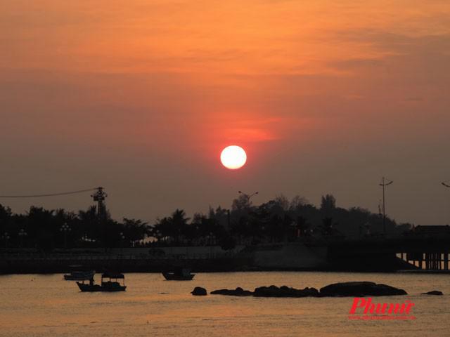 Nếu ở khách sạn trung tâm thành phố, bạn canh làm sao ra biển vào lúc 5h10 để chuẩn bị chọn góc ảnh đẹp, chờ mặt trời vừa hé lên là bấm máy liên tục.