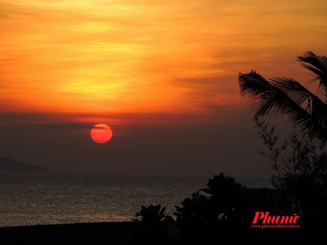 Đến Nha Trang vào mùa hè, nếu chịu khó săn tìm, ngày nào bạn cũng có thể chụp được những tấm ảnh mặt trời vừa nhô lên khỏi mặt biển rất thú vị, vừa có núi, bóng dừa, vùng cửa sông có ghe thuyền nhiều… Đây cũng là thời điểm quý báu để cho các nhà nhiếp ảnh chuyên nghiệp và nghiệp dư “đi nhặt mặt trời”.