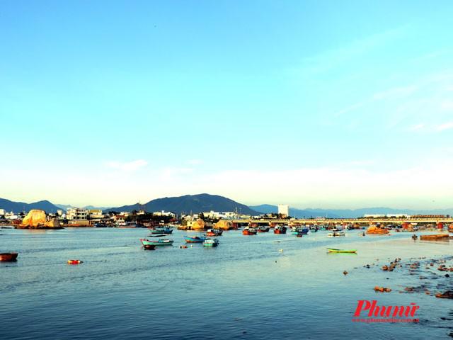 Thường, mùa từ tháng 5, 6, 7, mặt trời nhô lên khỏi đường chân trời vào lúc 5h15 và khoảnh khắc chụp mặt trời ló dạng chỉ có từ 10-15 phút là hết. Mùa này, mặt biển êm, phẳng như gương nên dù bạn là tay máy nghiệp dư cũng làm nên những tấm ảnh biết nói.