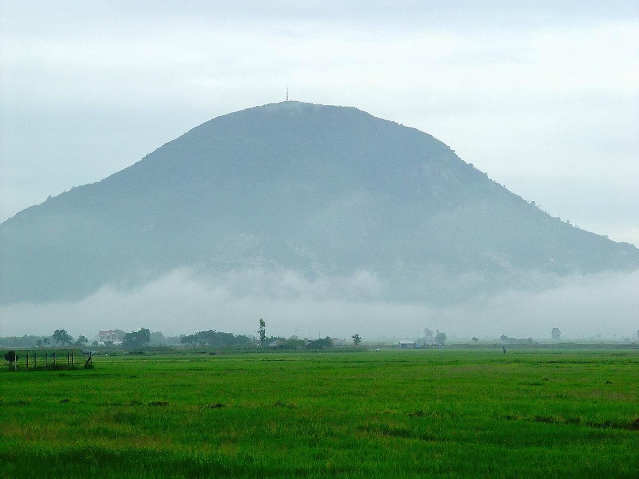 Núi Bà Đen nhìn từ xa. Ảnh: bestprice