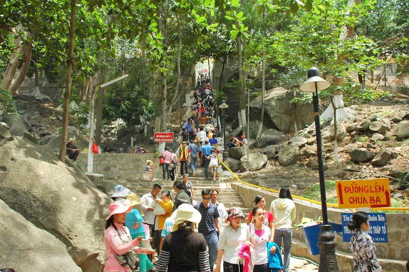Hằng năm, khách hành hương đến viếng chùa, miếu Bà rất đông  đặc biệt vào tháng giêng và vào lễ vía Bà, ngày 5 và 6 tháng năm âm lịch.  Ảnh: ST