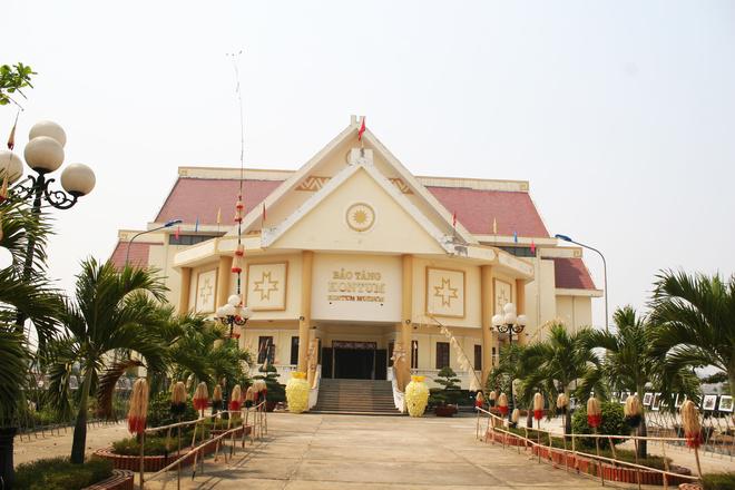 Nếu có thời gian, du khách nên dành chút thời gian khám phá bảo tàng Kon Tum. Đây là nơi trưng bày nhiều hiện vật có giá trị về vẻ đẹp của con người và vùng đất Tây Nguyên. Đồng thời, nơi đây có trưng bày một bộ tiêu bản động vật đặc hữu của vùng Tây Nguyên, thích hợp với du khách thích khám phá và tìm hiểu thiên nhiên.