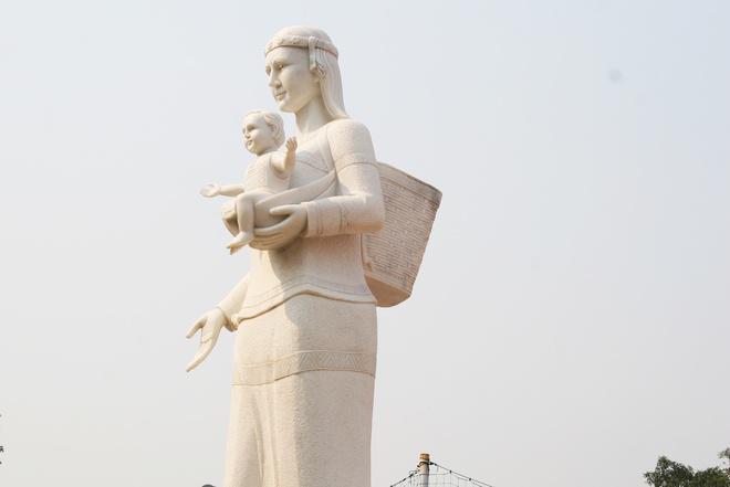 Bức tượng mẹ Maria là một trong những điểm nhấn tại tòa giám mục khi kết hợp hình ảnh phụ nữ Tây Nguyên với gù trên lưng và đứa con trên tay. Đây là minh chứng rõ nhất cho sự hòa hợp tư tưởng đạo-đời của tôn giáo tại vùng đất cao nguyên.