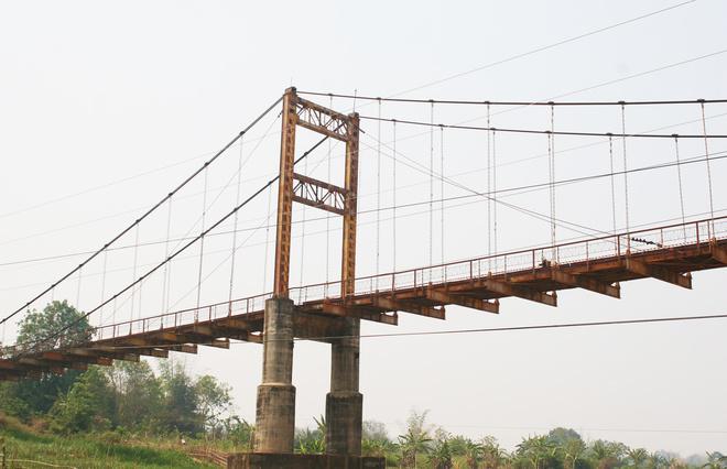 Bắc ngang qua dòng sông Đăk Bla là cầu treo Kon K’lor, cây cầu treo dây văng lớn nhất tỉnh Kon Tum. Cầu treo giúp trung chuyển, giao thương đi lại của bà con các dân tộc vào khu vực thành phố. Vào mùa khô, bạn có thể đi xuống lòng sông và ngắm cầu treo Kon K’lor từ dưới.