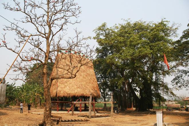 Không xa nhà Rông Kon K’lor là nhà Rông của các làng xung quanh đang được dựng lên. Kon Tum là một trong số ít địa phương chủ trương khôi phục nhà Rông đúng chuẩn truyền thống với ngày càng nhiều nhà Rông phục vụ cho sinh hoạt cộng đồng của bà con.