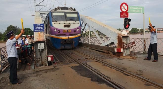 Trên cây cầu có đủ cả ba tuyến đường bộ, đường dành cho xe cơ giới và tuyến đường sắt Bắc - Nam. Ảnh: HuuThanh.