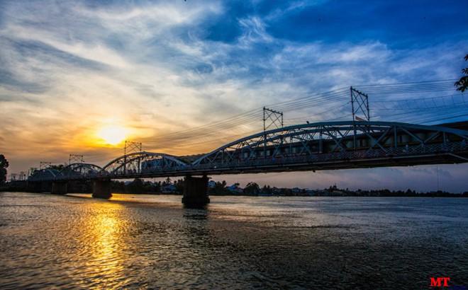 “Cầu Ghềnh là công trình lớn có tầm cỡ thời bấy giờ ở toàn xứ Nam kỳ. Không chỉ dành cho xe lửa qua lại, cây cầu còn là huyết mạch giao thông của tuyến đường bộ Quốc lộ 1. Kiến trúc cổ kính, cầu vững chãi trường tồn cho đến tận ngày hôm nay, tạo nên một nét văn hóa rất riêng của vùng đất và con người Biên Hòa. " Ông Huỳnh Văn Sao, Trưởng ban Quý tế đình thờ Nguyễn Tri Phương bên cầu Ghềnh, phát triển trên báo Tuổi Trẻ. Ảnh: Mai Trần.