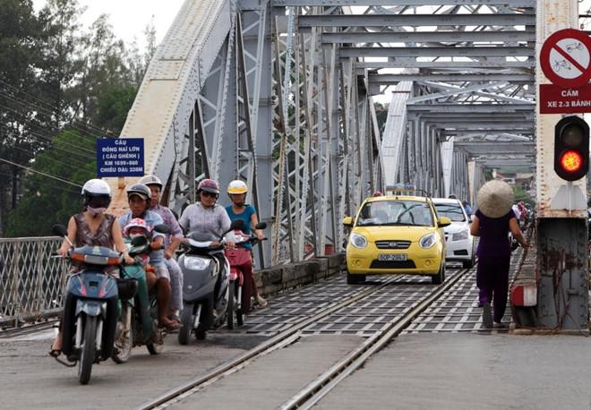 Trải qua hơn một thế kỷ, cây cầu vẫn được người dân Đồng Nai sử dụng hàng ngày như một tuyến đường huyết mạch. Hiện tại cầu Ghềnh là nhịp nối giữa hai bờ Cù Lao Phố (xã Hiệp Hòa, TP Biên Hòa) và phường Bửu Hoà (TP Biên Hòa). Ảnh: HuuThanh.