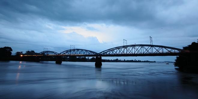 Ở Cù Lao Phố, nếu bạn đứng trong khuôn viên đền thờ Nguyễn Hữu Cảnh, có thể thấy rõ Cầu Ghềnh. Ảnh: HuuThanh.