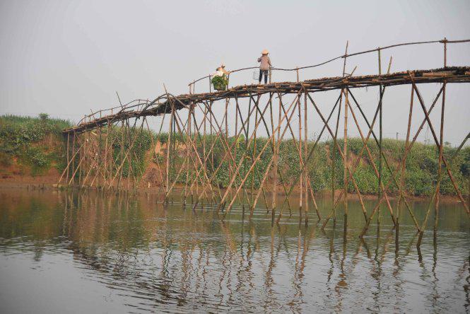 Hai gánh gặp nhau, ít nhiều gây khó khăn hơn cho người gánh nặng