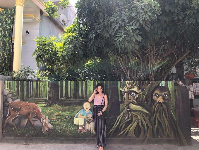 Để tới được làng bích họa Cảnh Dương, du khách có thể thuê xe máy từ trung tâm thành phố Đồng Hới, men theo quốc lộ 1A, tới chân cầu Ròn sau đó rẽ sang phải là đến nơi. Ảnh: Hanavy.