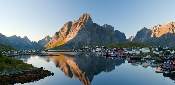 Có lẽ bạn sẽ nhanh chóng chuyển đến vùng Scandinavia để sinh sống sau khi ghé thăm thị trấn xinh đẹp này. Một cuộc sống bình thản nơi nhà cổ, thoải mái với các hoạt động câu cá, chèo thuyền, leo núi, đêm đêm ngắm cực quang rực sáng, luôn luôn cuốn hút sự quan tâm của du khách.
