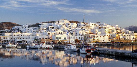 Nằm giữa hai thiên đường du lịch Mykonos và Santorini, thế nhưng hòn đảo Paros lại ít được biết đến. Đến đây bạn sẽ có dịp ngắm những ngôi nhà màu trắng nghiêng bóng dưới mặt biển trong xanh.