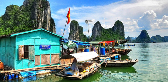 Ngôi làng nhỏ này có 700 cư dân đang sinh sống bằng nghề đánh bắt cá trên vịnh Hạ Long. Nơi đây có cảnh quan tuyệt đẹp với những nhà bè đầy màu sắc, những ngọn núi đá vôi hùng vĩ và các con đường quanh co, uốn khúc trên vịnh.