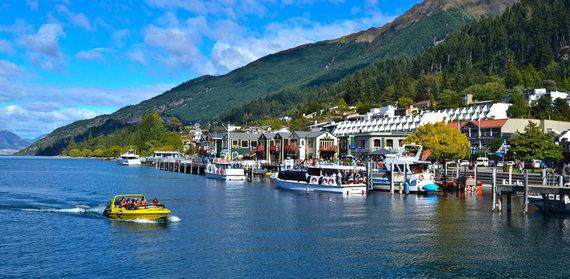 Thị trấn miền Nam New Zealand là thiên đường những khu nghỉ dưỡng, nơi đây là sự pha trộn của nhịp sống chậm rãi, phong cảnh hữu tình và cuộc sống đô thị. Vào mùa đông, Queenstown trở thành điểm đến trượt tuyết lý tưởng.