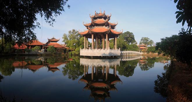 Chùa Nôm thuộc thiền phái Lâm Tế. Không còn ai nhớ chính xác ngày tháng ra đời của ngôi chùa. Chỉ biết rằng, trên hai tấm bia lớn còn lưu lại tại đây, chùa được xây dựng lại vào năm 1680 và trùng tu nhiều lần sau đó. Chùa trước đây là ngôi đại tự có tiếng của Hưng Yên. Theo truyền thuyết, xưa kia chùa Nôm được xây giữa rừng thông cổ thụ. Có lẽ vì vậy mà chùa còn có tên “Linh thông cổ tự”.