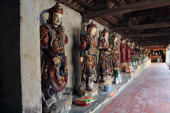 Chùa Nôm có kiến trúc mang đậm nét truyền thống. Điều đặc biệt nhất là chùa Nôm còn lưu giữ hơn 100 bức tượng cổ bằng đất nung. Trải qua bao thời kỳ bể dâu của lịch sử, các trận lũ lụt lớn, kéo dài nhưng những pho tượng này vẫn trường tồn cùng thời gian và giữ nguyên vẻ đẹp ban đầu.