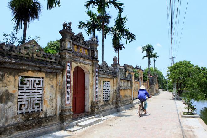 Điều gây ấn tượng ở làng Nôm là nếp sống thôn quê, mộc mạc và chân thành. Tất cả vẫn được duy trì gần như nguyên vẹn và ít bị ảnh hưởng bởi "cơn lốc" đô thị hóa.