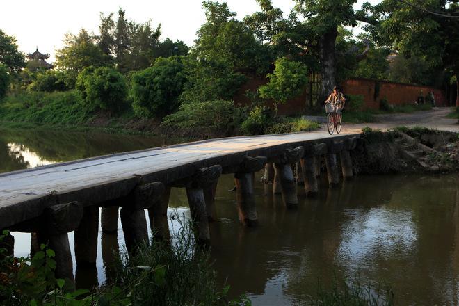 Cây cầu Nôm dẫn tới ngôi chùa cùng tên vượt qua sông Cái. Đây là cây cầu đá ngang sông duy nhất còn lại trên đất Hưng Yên. Cầu rộng chừng 2m với 9 nhịp, đầu cột đỡ ngang có trang trí vân mây và trở thành một phần hồn của làng.