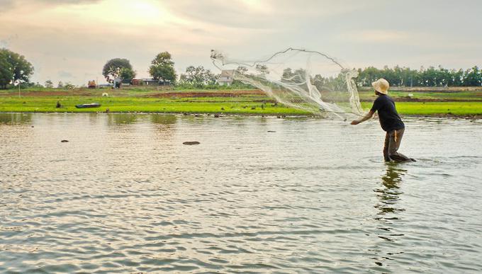 Dân chài quăng lưới đánh bắt cá trên hồ. Hồ Ea Kao còn là nơi cung cấp các mặt hàng thủy sản nước ngọt phong phú cho TP Buôn Ma Thuột - Ảnh: Tiến Thành