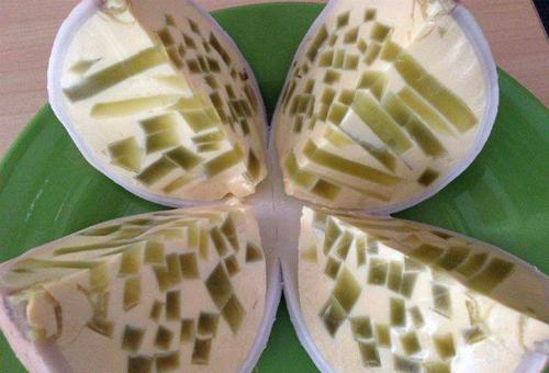 Rau câu trái dừa ăn thanh mát, còn bánh flan trái dừa lại có chút vị béo béo, ngọt ngọt. Ảnh: Kẹo kéo