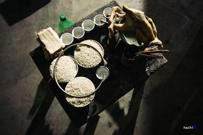 Để chuẩn bị cho lễ hội, các trưởng tộc và trưởng họ đã cho con cháu chuẩn bị lương thực thực phẩm phục vụ cho các hoạt động nghi lễ và ăn uống. Trong phần nghi lễ của người Dao Đỏ thì vật phẩm được dâng cúng buộc phải có các loại như: cơm, gạo, rượu, gà luộc, nước suối, vải mộc màu trắng, hương, vòng bạc, tiền làm bằng giấy bản, đèn hoặc nến.