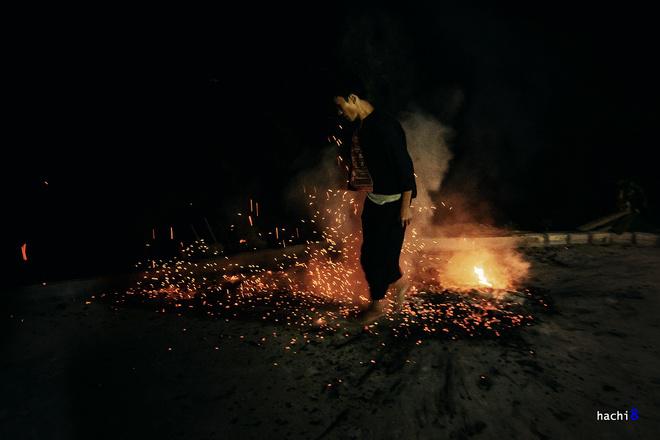 Những chàng trai người Dao Đỏ như đang trong cơn mê say, họ nhảy múa với đôi chân trần của mình trong đống than lửa mà không hề có cảm giác rát bỏng hay sợ hãi. Không chỉ nhảy, họ còn dùng tay hất tung đống than củi ra tứ hướng khiến người xem xung quanh hoảng sợ.