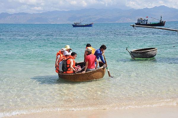 Đi thuyền thúng đến Cù Lao Câu. Ảnh: kenhdulichxuyenviet