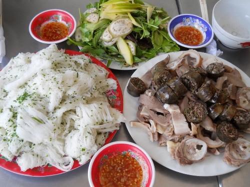 Bánh hỏi lòng heo, món ngon nức tiếng vùng đất võ. Ảnh: Vĩnh Hy.