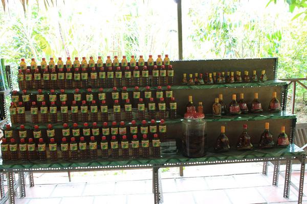 Mua một chai mật ong về làm quà cho người thân sau những chuyến đi. Ảnh: Phước Bình.