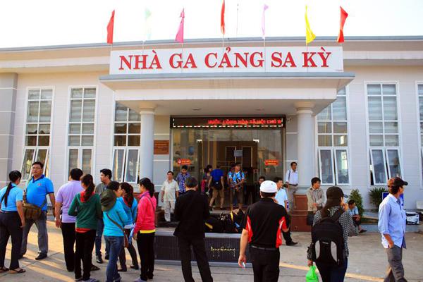 Bạn tới nhà ga này để mua vé tàu cao tốc ra Lý Sơn.