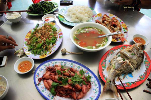 Một bữa cơm toàn các món đặc sản như nộm tỏi, mực xào, cá