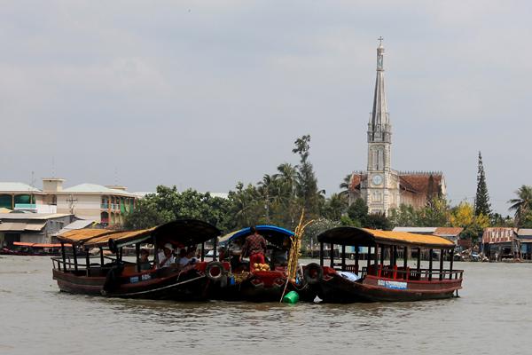 Chợ nổi Cái Bè, điểm tham quan đặc trưng của miền sông nước miền Tây.