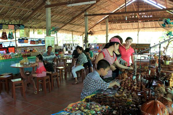 Tham quan các cồn, ghé qua các làng nghề và lựa chọn cho mình những món quà đặc sản.