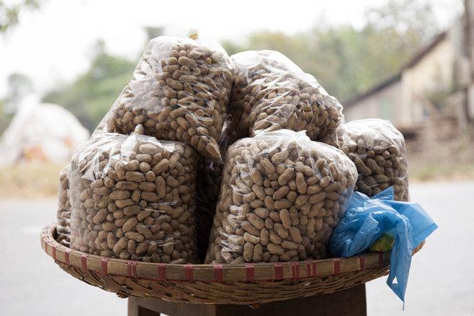 Đậu phộng khô bán ven đường - Ảnh: Trân Duy