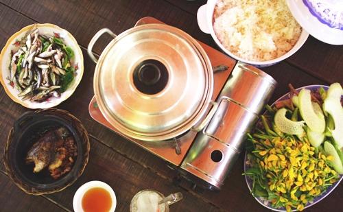 Một suất lẩu cá linh bông điên điển trong rừng tràm Trà Sư. Ảnh: Hương Chi