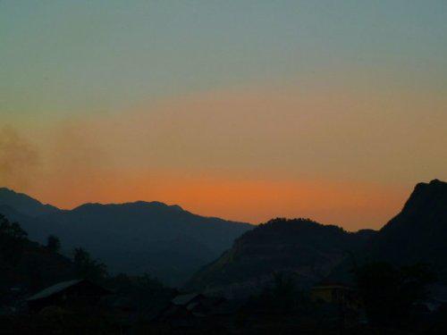 Hoàng hôn buông trên những rặng núi cao ở Sa Pa.