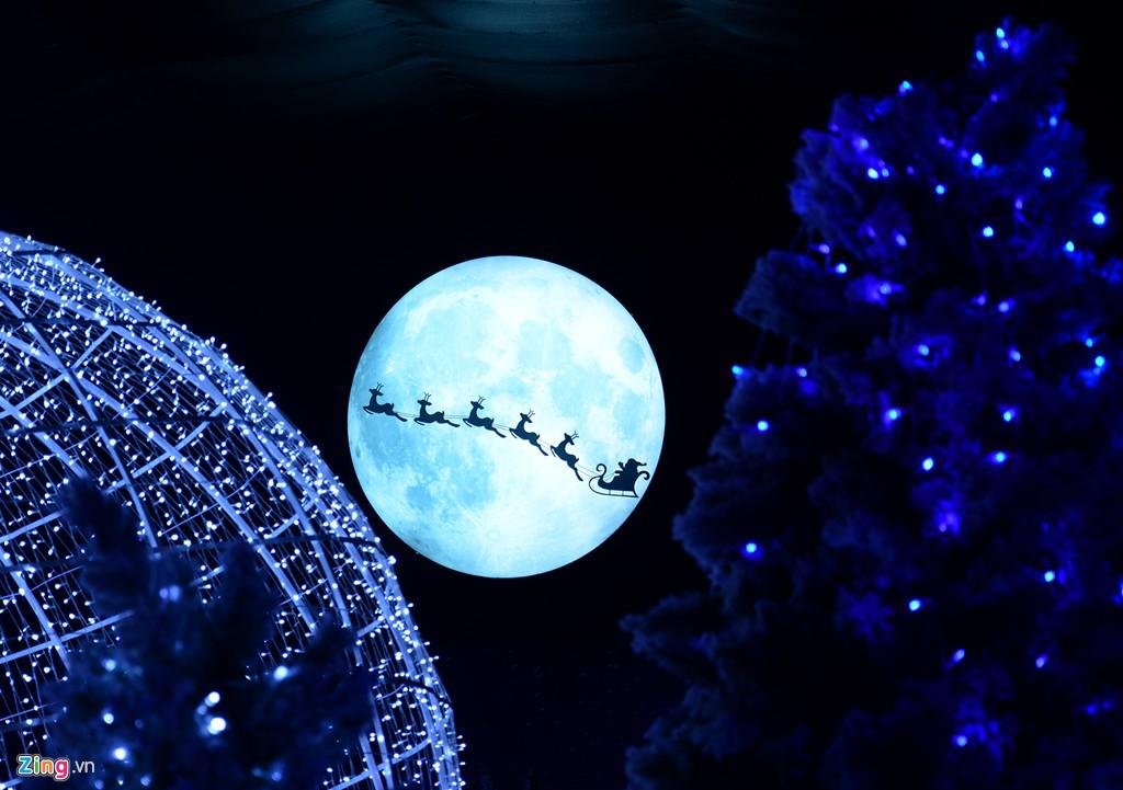 Hình ảnh những chú tuần lộc kéo xe ông già Noel bay qua ánh trăng cũng được tái hiện sinh động.