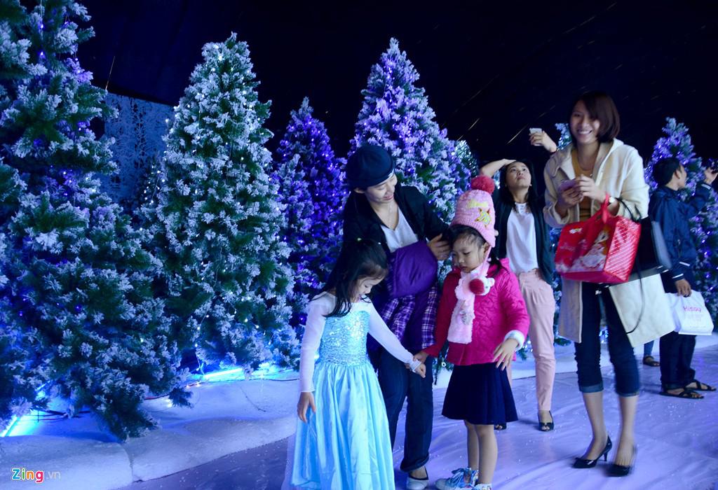 Trong buổi đầu mở cửa, hàng trăm người đã đổ về để thưởng thức không khí Noel lạnh mà Sài Gòn không có. Người lớn, trẻ em xúng xính các loại đồ chống lạnh.