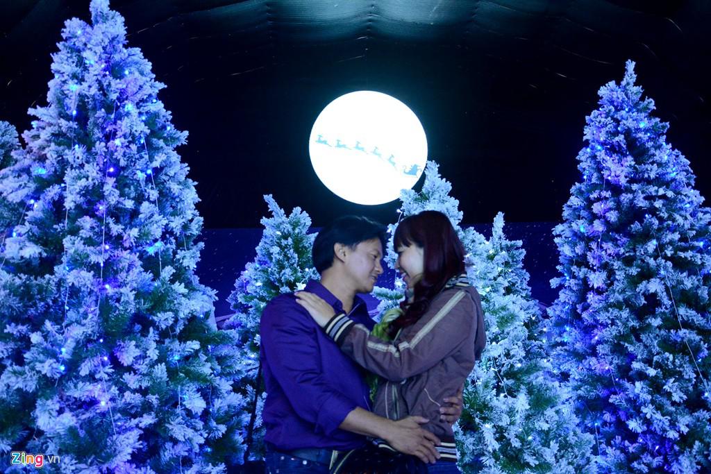 Anh Lân và chị Phương tạo dáng trước rừng thông chụp ảnh. Họ từ Tiền Giang lên, tình cờ biết có khu vui chơi này đã vào thử.