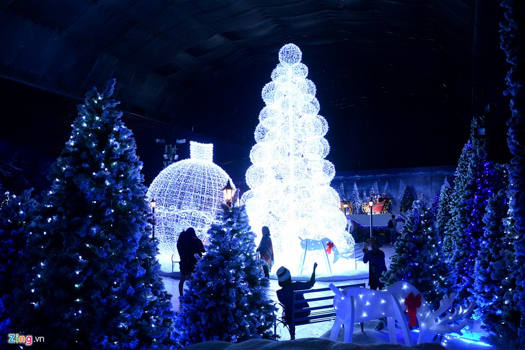 Sáng 18/12, trung tâm thương mại  Aeon Mall Tân Phú TP HCM mở cửa khu vui chơi mang tên Winter Sonata - Nơi tình yêu bắt đầu nhân dịp Giáng sinh.