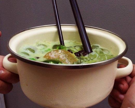 Sau trà sữa xô, trà sữa nồi "đổ bộ" và tiếp tục khiến giới trẻ tròn xoe mắt vì độ độc lạ. Chỉ là trà sữa được cho vào tô hoặc nồi men sứ nhưng sao đậm đà mà hấp dẫn đến thế! (Ảnh: Internet)
