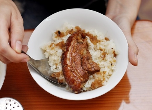 Đến từ mảnh đất Huế cổ kính, món xôi khâu nhục gồm hai phần chính: xôi thơm dẻo và thịt mỡ thơm ngon. Thịt được hấp cách thủy nên nhừ, tơi và thấm đều gia vị, phần da, mỡ heo không quá béo mà lại mềm tạo nên dấu ấn đặc trưng cho món xôi. Cùng với nước thịt không quá mặn, đậm đà, hạt xôi nóng hổi… không cần đợi Sài Gòn chuyển lạnh, bao tín đồ ẩm thực vẫn truy lùng món ăn này. (Ảnh: Internet)