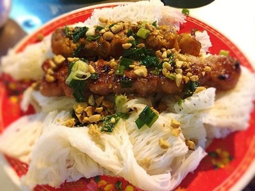 Hứa hẹn “gây bão” trong giới ăn vặt Sài Gòn, bò đun bánh hỏi gây ấn tượng bởi sự lạ miệng và sáng tạo. Thịt bò được cuộn với ít mỡ heo và hành tây, nướng vừa tới nên giữ được độ mềm, không bị khô mà lại có độ giòn sần sật của hành tây ở bên trong. Ăn kèm với bánh hỏi mỡ hành đậu phộng và chấm nước mắm chua ngọt, bò đun bánh hỏi mang lại cho người ăn cảm giác ngon miệng một cách tròn đầy. (Ảnh: Internet)