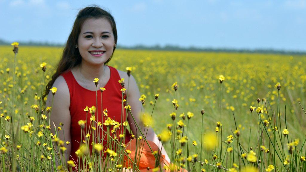 Du khách mê đắm với vẻ đẹp của cánh đồng hoa