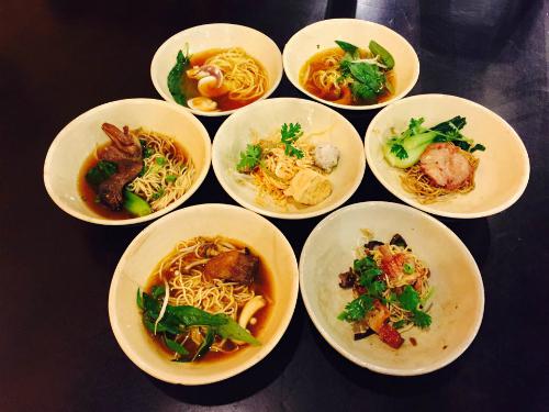 7 tô mì được xếp thành bông hoa trước mặt thực khách. Mỗi tô có một mùi vị khác nhau với giá lẻ là 9.000 đồng một tô, còn chung phần thì 49.000 đồng. Ảnh: Thảo Nghi