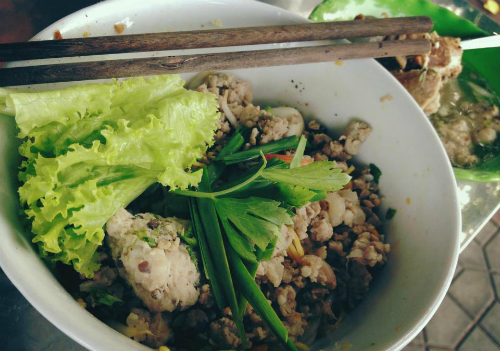Tùy mỗi quán mà cách chế biến mì khô thập cẩm sẽ khác nhau. Ảnh: Nguyen Le.