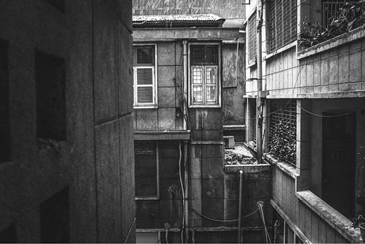 Trong một thoáng, chung cư Sài Gòn lại mang vẻ ma mị đến khó hiểu. (Nguồn IG @ligraphyvn)