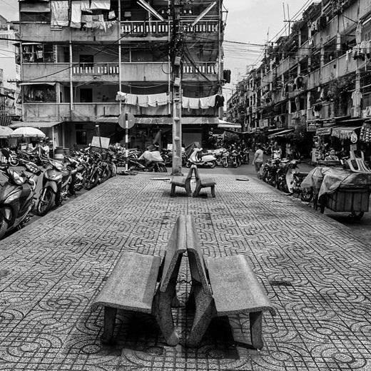 Hay tựa lưng vào nhau và ngẫm nghĩ những chuyện không tên như những chiếc ghế đá này. (Nguồn IG @thanhad)