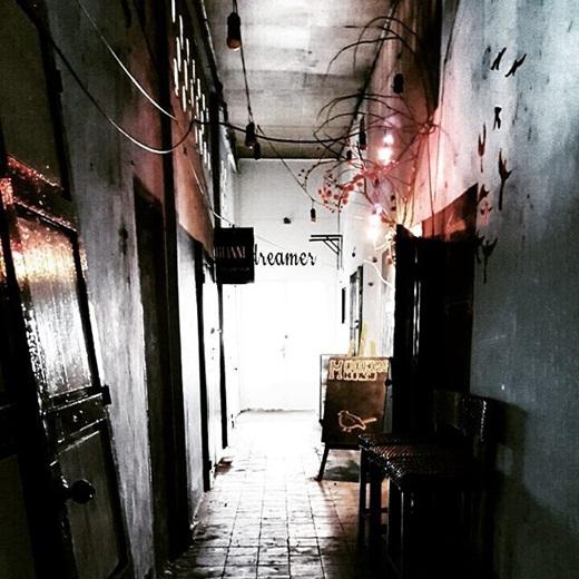 Chung cư cũ thật ra cũng có những góc rất lãng mạn như thế này. (Nguồn IG @vvoull)